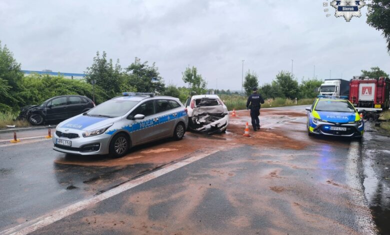 wypadek Bieruń DK44 Turyńska samochody po kolizji na drodze w pierwszym planie policyjny radiowóz