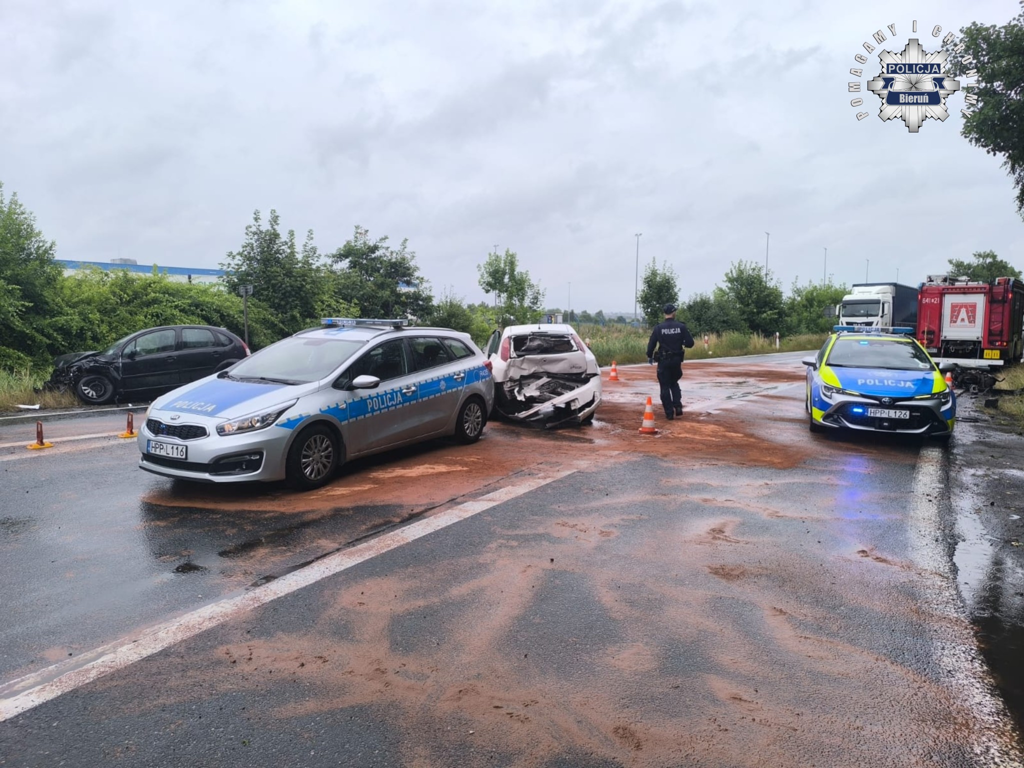 wypadek Bieruń DK44 Turyńska samochody po kolizji na drodze w pierwszym planie policyjny radiowóz