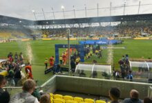 Piłkarze wchodzą na murawę