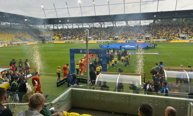 Piłkarze wchodzą na murawę