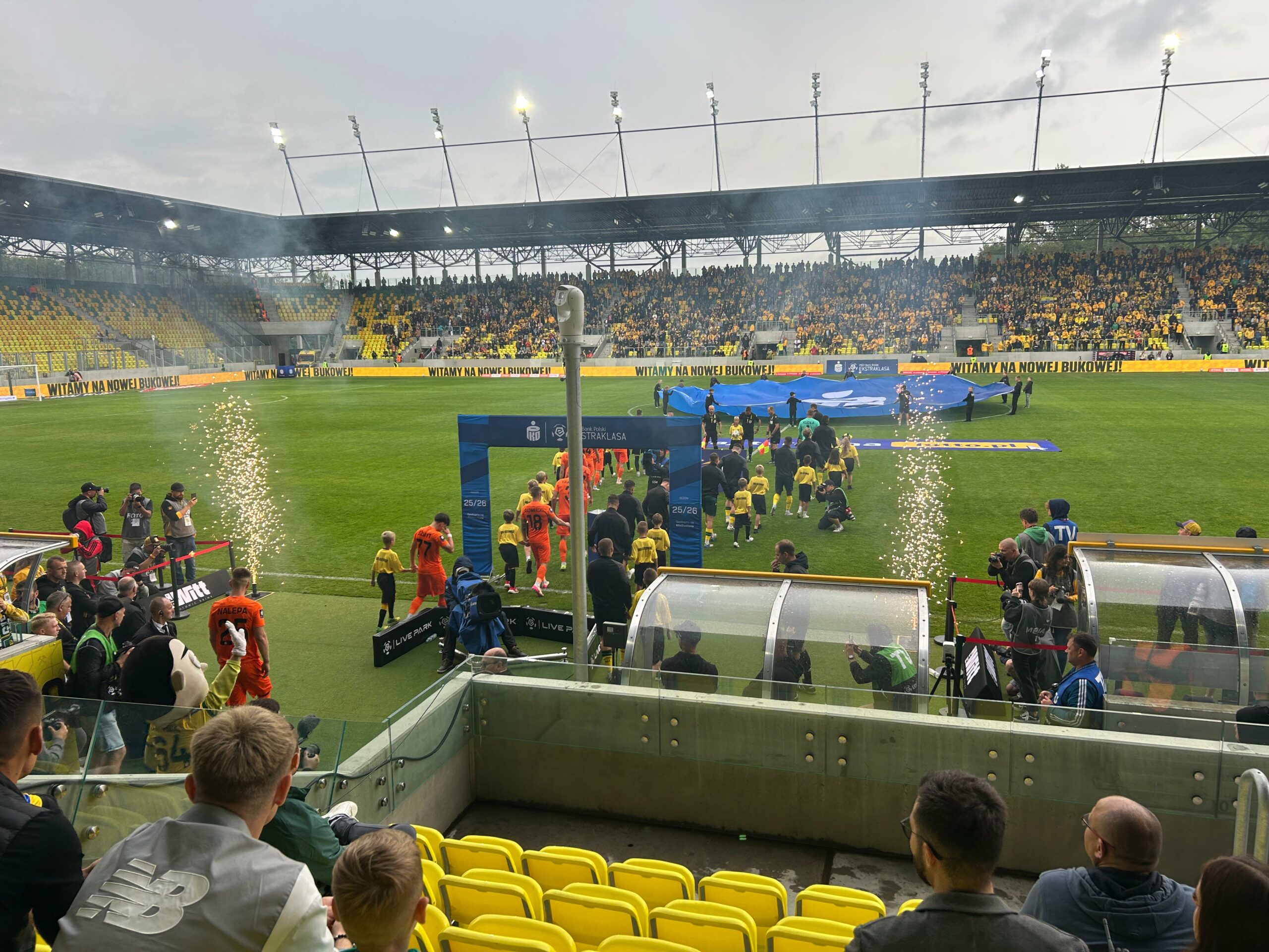 Piłkarze wchodzą na murawę