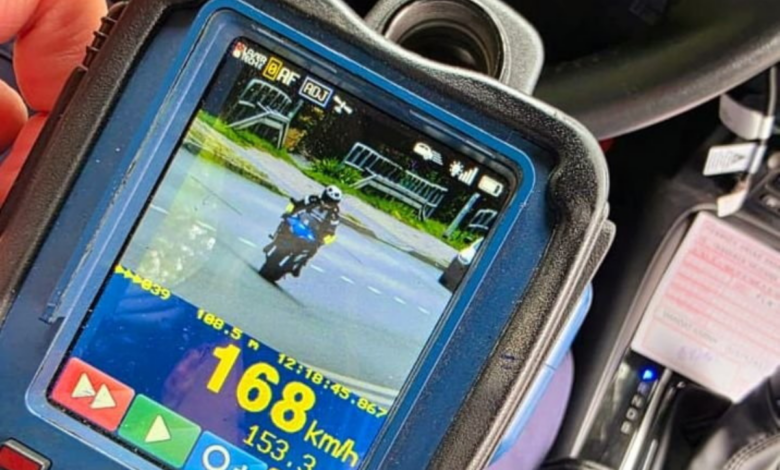 Ekran wideoradaru z motocyklistą i odczytem prędkości