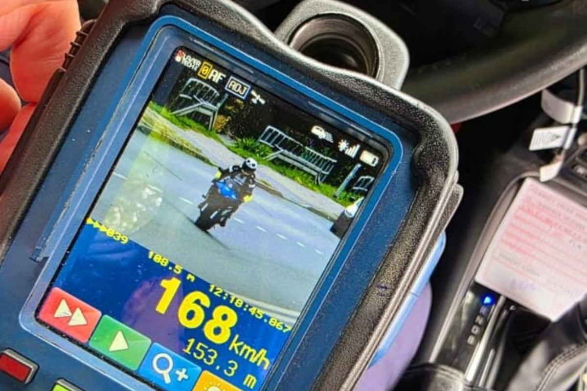 Ekran wideoradaru z motocyklistą i odczytem prędkości