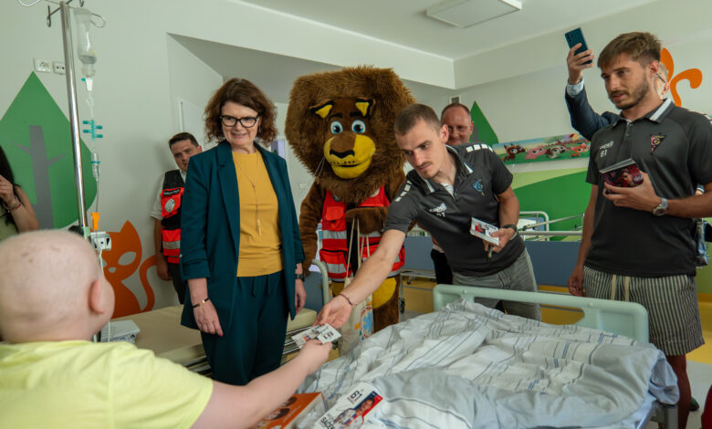 podręcznik do empatii Kobieta i mężczyzna oraz duża maskotka w sali szpitala