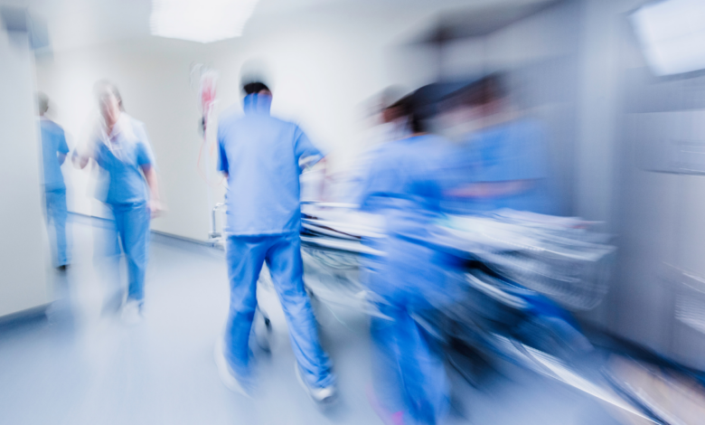 atak na lekarkę w Częstochowie - rozmazane zdjęcie lekarzy prowadzących szpitalne łózko