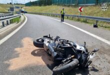 Wypadek motocyklisty na A1 - motor leży na asfalcie