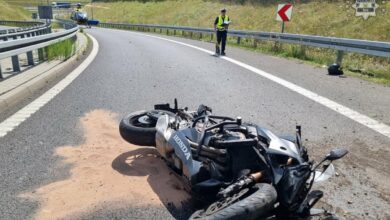 Wypadek motocyklisty na A1 - motor leży na asfalcie