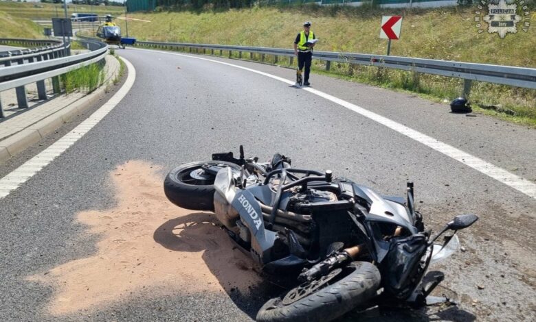 Wypadek motocyklisty na A1 - motor leży na asfalcie