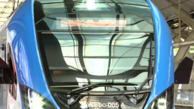 Nowoczesne, wygodne i w pełni elektryczne – Koleje Śląskie właśnie zyskały nowe składy! W środę, 31 lipca 2025 roku, na stacji w Gliwicach zaprezentowano dwa nowe pociągi Impuls 2, które już niebawem ruszą w trasę z pasażerami. Nowe pociągi Kolei Śląskich już gotowe To część ogromnego projektu wartego blisko miliard złotych, finansowanego z programu „Fundusze Europejskie dla Śląskiego”. Łącznie na tory województwa śląskiego trafią aż 26 nowoczesnych Impulsów 2, a dołączą one do pięciu składów zamówionych bezpośrednio przez przewoźnika. Flota Kolei Śląskich zwiększy się tym samym o połowę! – Nowe pociągi oznaczają większy komfort podróżowania i zachętę, by zrezygnować z samochodu na rzecz kolei – podkreślił podczas prezentacji w Gliwicach Grzegorz Boski, wicemarszałek Województwa Śląskiego. Komfort i technologia na pierwszym planie Nowe czteroczłonowe pociągi Impuls 2 rozwijają prędkość do 160 km/h. Na pokładzie znalazło się 400 miejsc dla pasażerów, w tym 192 siedzące. Nie zabrakło także: stref dla rodzin z dziećmi, przestrzeni na 10 rowerów, udogodnień dla osób z niepełnosprawnościami, nowoczesnego systemu informacji pasażerskiej w trzech językach. To wszystko przy energooszczędnym oświetleniu LED i ekologicznej technologii napędu. Więcej pociągów jeszcze w tym roku Już w sierpniu i wrześniu na tory wyjadą kolejne cztery składy zamówione przez województwo, a w grudniu dołączą do nich jeszcze dwa z zamówienia Kolei Śląskich. W sumie kontrakty zawarte z firmą Newag z Nowego Sącza opiewają na 31 składów o łącznej wartości 1,5 miliarda złotych (wraz z serwisem technicznym). – To największa inwestycja taborowa w historii spółki. Dziękujemy pasażerom za zaufanie – zaznaczył Krzysztof Klimosz, prezes Kolei Śląskich - Impuls 2 przód pociągu