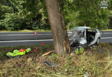 wypadek DK43 Opatów zmiażdżony samochód po uderzeniu w drzewo