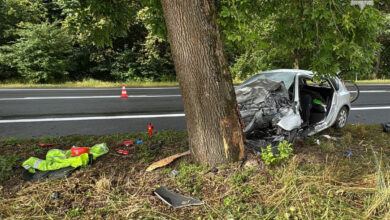 wypadek DK43 Opatów zmiażdżony samochód po uderzeniu w drzewo