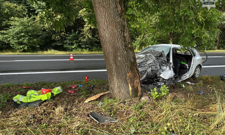 wypadek DK43 Opatów zmiażdżony samochód po uderzeniu w drzewo