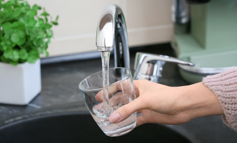 ustawa o zbiorowym zaopatrzeniu w wodę - wodal nalewana z kranu do szklanki