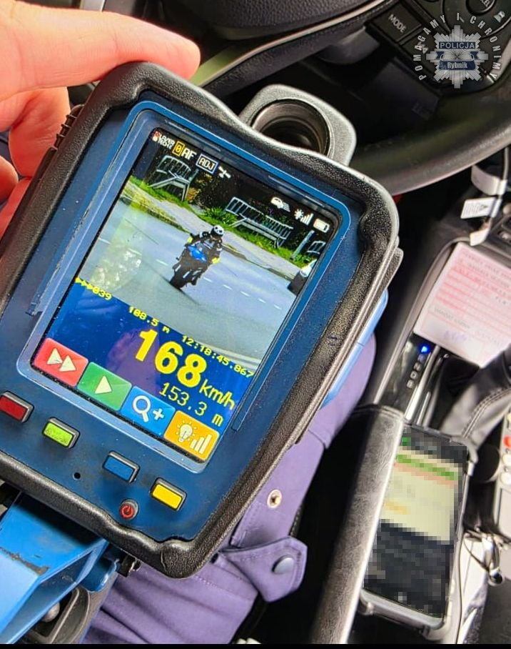 Pędził 168 km/h w terenie zabudowanym! 30-latek z Wodzisławia Śląskiego stracił prawo jazdy i dostał 2500 zł mandatu