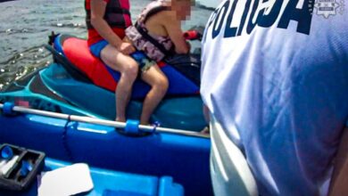 pijany mężczyzna na skuterze wodnym