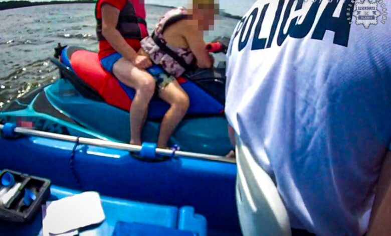 pijany mężczyzna na skuterze wodnym