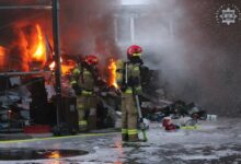 pożar elektroodpadów Gliwice Łabędy strażak na tle ognia