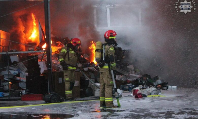 pożar elektroodpadów Gliwice Łabędy strażak na tle ognia