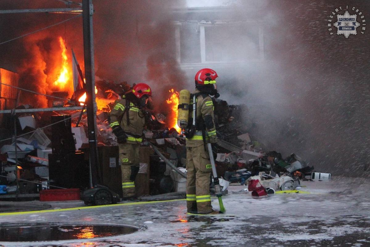 Co było przyczyną pożaru w Gliwicach? Płonęła hala z elektroodpadami w dzielnicy Łabędy