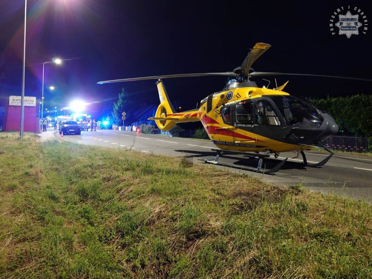 Koszmar na DK52 w Czańcu! Audi śmiertelnie potrąciło pieszego – mimo akcji śmigłowca nie udało się go uratować