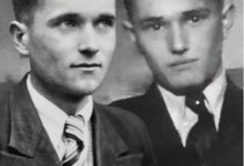 Pogrzeb IPN zdjęcie portretowe dwóch męzczyzn