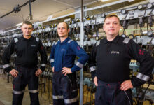 nowa odzież ochronna dla górników - trzech mężczyzn w nowej odzieży