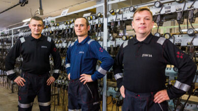 nowa odzież ochronna dla górników - trzech mężczyzn w nowej odzieży