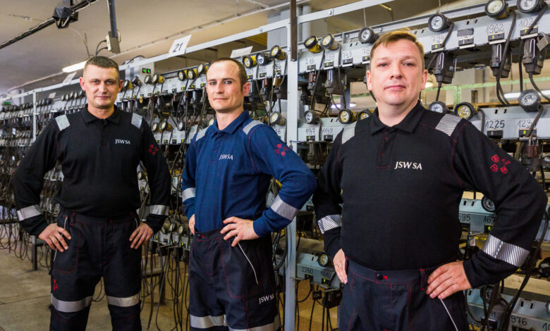 nowa odzież ochronna dla górników - trzech mężczyzn w nowej odzieży