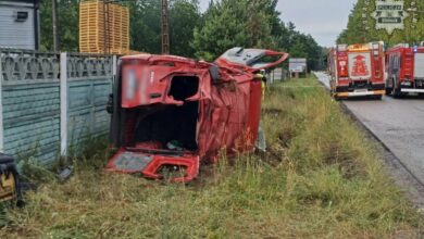 wypadek busa w Krzepicach-samochód po wypadku lezy na boku