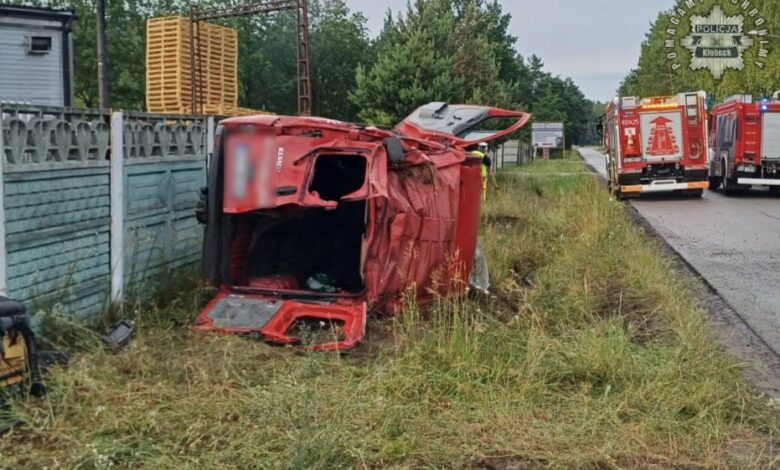 wypadek busa w Krzepicach-samochód po wypadku lezy na boku