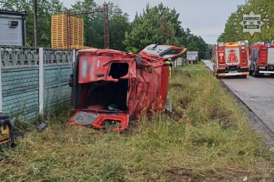 Bus z pracownikami z Azji wypadł z drogi w Krzepicach. Sześć osób trafiło do szpitala