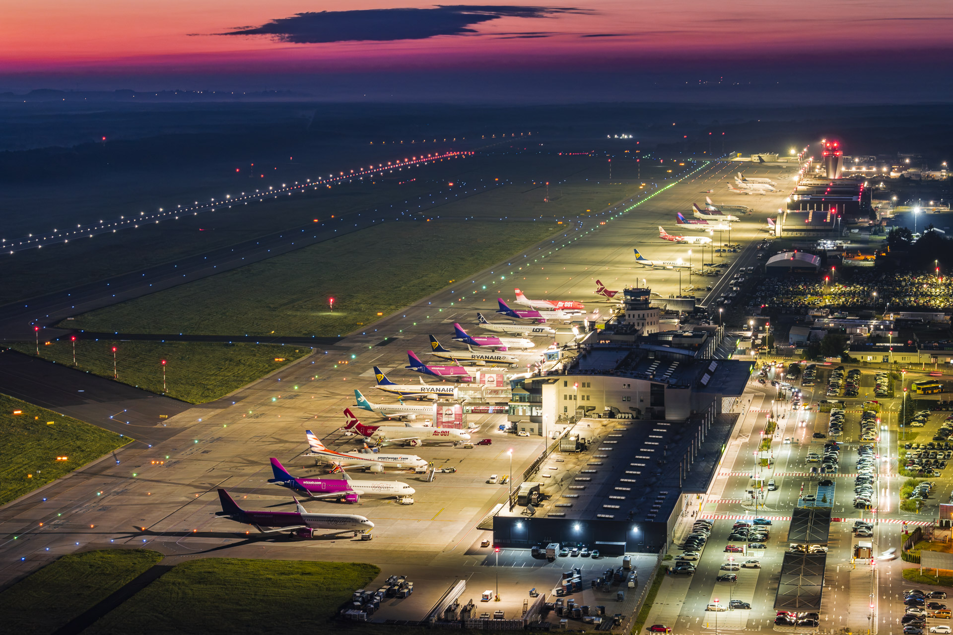 Pyrzowice biją historyczny rekord! Prawie MILION pasażerów w jeden miesiąc – katowickie lotnisko rośnie jak na drożdżach