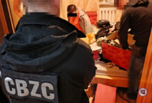 Mafia lekowa policjanci w trakcie prszeszukania