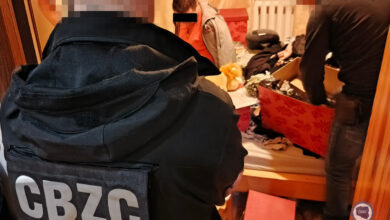 Mafia lekowa policjanci w trakcie prszeszukania