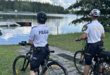14-latek pijany Sosina Policjanci na rowerach obserwują zbiornik wodny