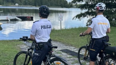 14-latek pijany Sosina Policjanci na rowerach obserwują zbiornik wodny