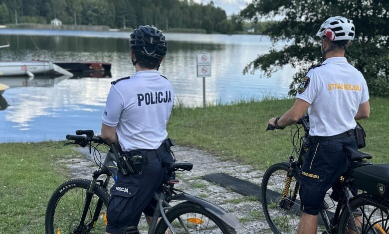 14-latek pijany Sosina Policjanci na rowerach obserwują zbiornik wodny