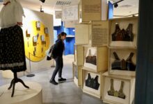 Muzeum „Górnośląski Park Etnograficzny w Chorzowie”  zaprasza na wystawę - kobieta oglądająca wystawę