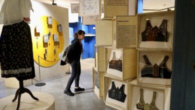 Muzeum „Górnośląski Park Etnograficzny w Chorzowie”  zaprasza na wystawę - kobieta oglądająca wystawę