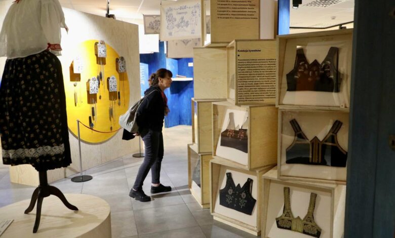 Muzeum „Górnośląski Park Etnograficzny w Chorzowie”  zaprasza na wystawę - kobieta oglądająca wystawę