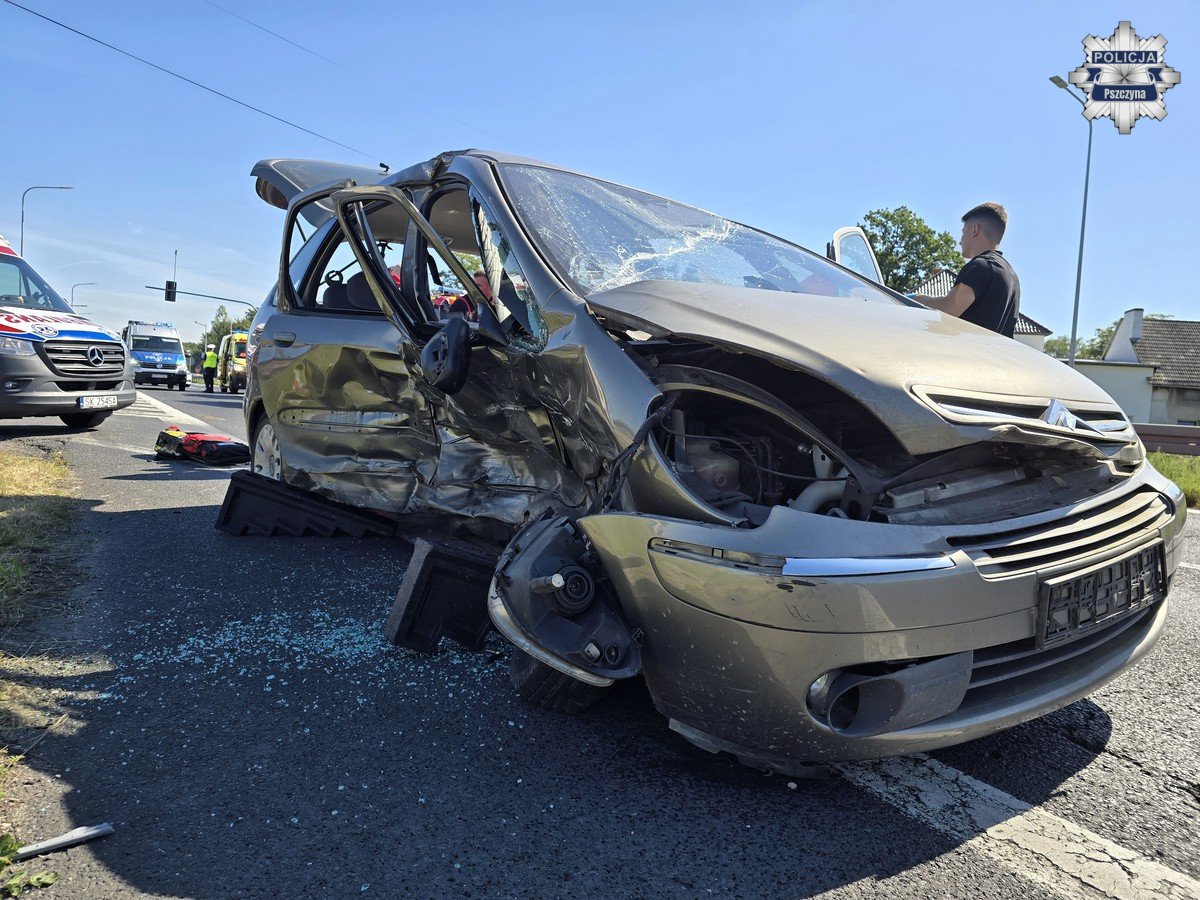 wypadek w Kobiórze na DK1.