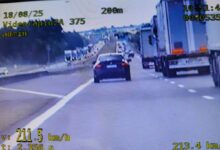 jechał 200 km/h przywłaszczonym BMW stopklatka z videoradaru z samochodem przekraczającym prędkośc