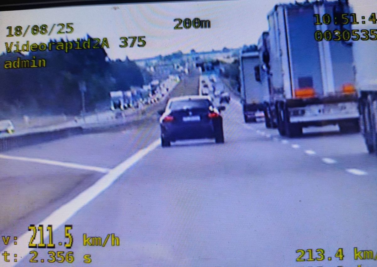jechał 200 km/h przywłaszczonym BMW stopklatka z videoradaru z samochodem przekraczającym prędkośc