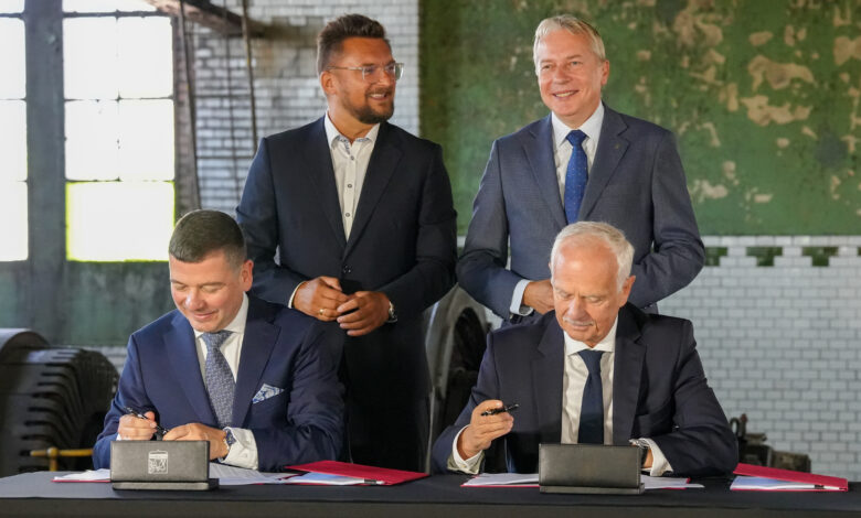 Hub Gameingowo technologiczny grupa osób podpisuje umowę