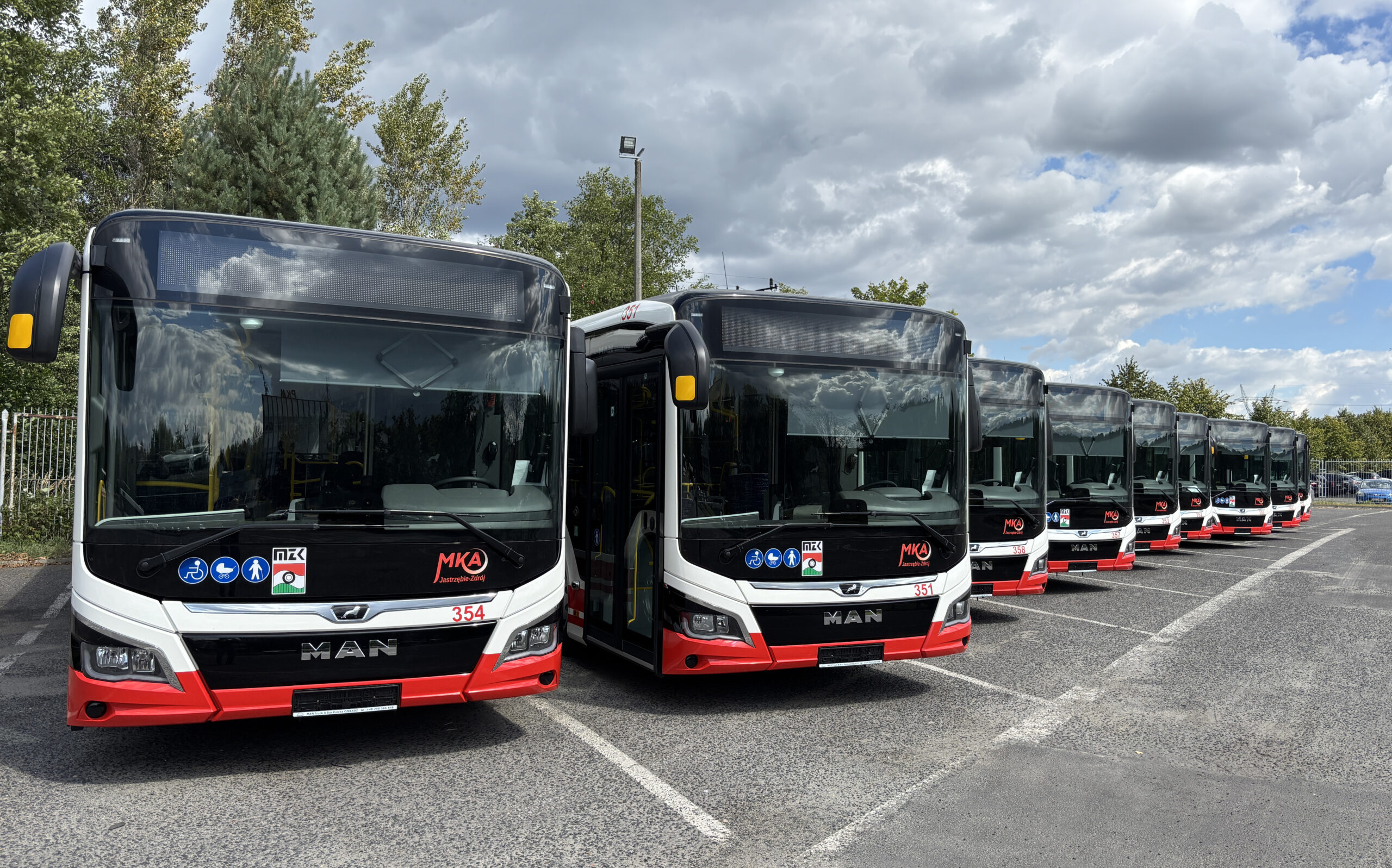 Nowe Autobusy MZK Jastrzębie stoją na parkingu