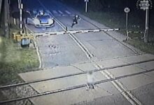 Chłopiec na torach Mikołów - policjant biegnie w jego kierunku