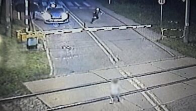 Chłopiec na torach Mikołów - policjant biegnie w jego kierunku