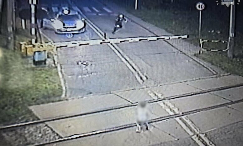 Chłopiec na torach Mikołów - policjant biegnie w jego kierunku