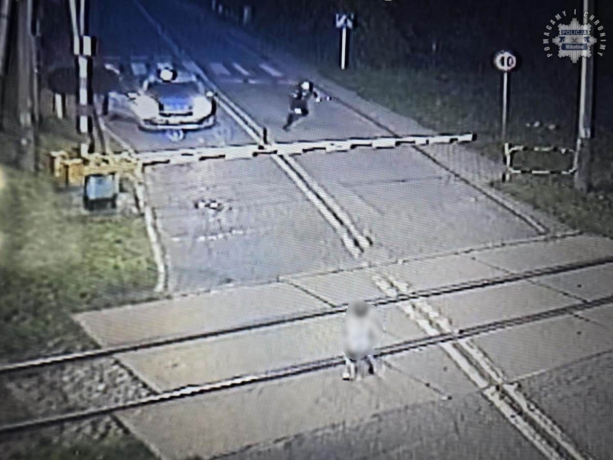 Mrożące krew w żyłach nagranie! 6-latek kucał na torach – sekundy dzieliły go od śmierci