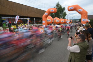 Tour de Pologne 2025 etap II Kolarze na trasie